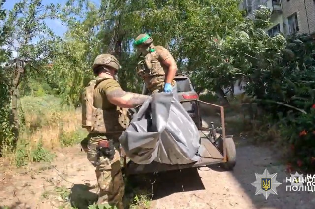 «Білі янголи» евакуювали тіла померлих мешканців із зруйнованої Просяної: люди до останнього відмовлялися виїжджати