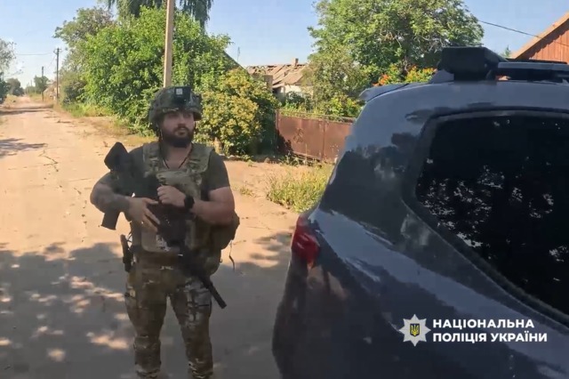 Поліцейські «Білі янголи» евакуювали літніх жителів із прифронтових сіл Синельниківського району