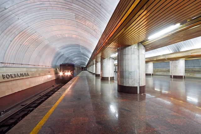 На шести станціях метро Дніпра хочуть встановити сонячні електростанції