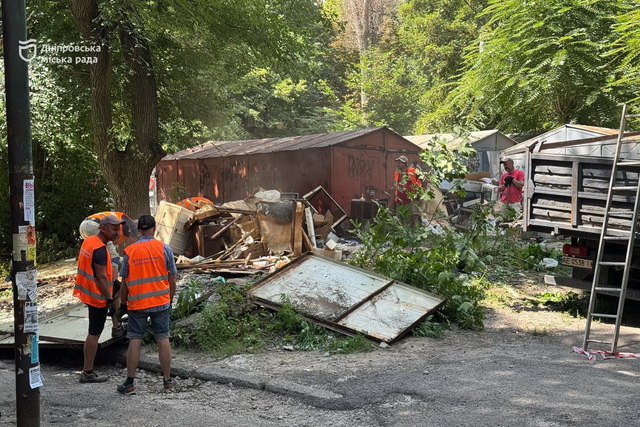 У Дніпрі демонтують незаконні гаражі: місто повертає території громаді
