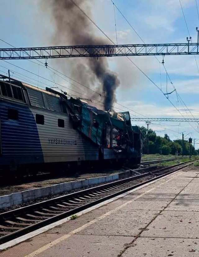На Дніпропетровщині ворог завдав удару по пасажирському поїзду