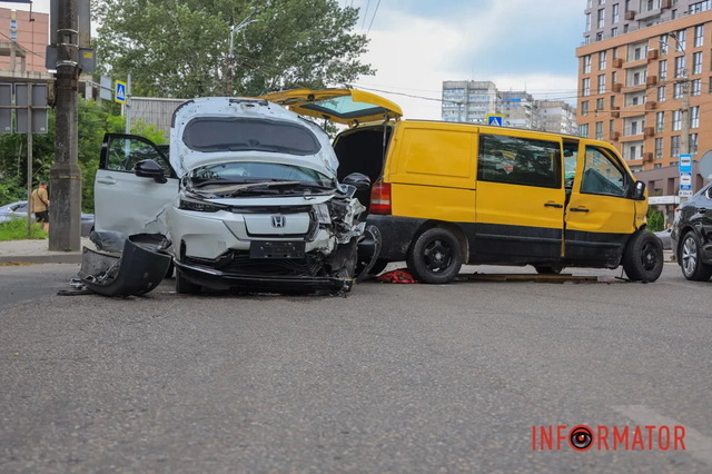 В Днепре на Запорожском шоссе «в лоб» столкнулись Honda и Mercedes (появилось видео момента)