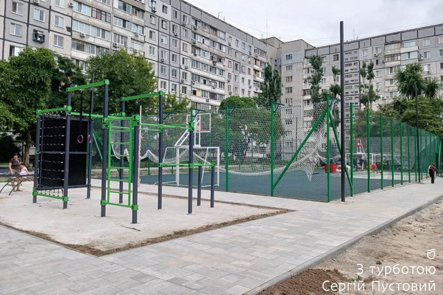 Обычный двор на Левобережном превращают в оазис спорта и отдыха