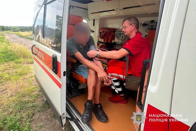 На Дніпропетровщині поліцейський допоміг чоловікові з психічним розладом заспокоїтися та викликав лікарів