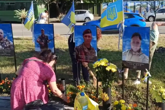 Жители Днепра своими руками создали еще одну Аллею памяти