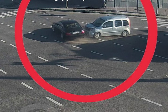 В Днепре на Донецком шоссе столкнулись два автомобиля: видео момента