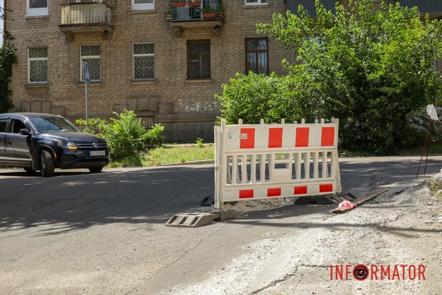 У Дніпрі на Івана Акінфієва місяць не можуть залатати діру в асфальті: провалля збільшилось в розмірах