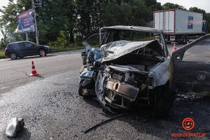 У Дніпрі на Запорізькому шосе Dacia врізалась у Hyundai: одне авто згоріло