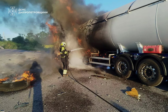 У Кам'янському районі вогнеборці ліквідували займання вантажного автомобіля