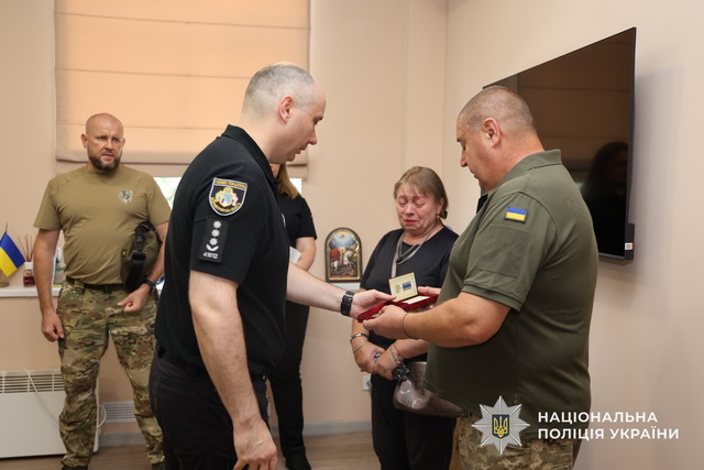 В Днепре родителям погибшего в боях за Украину полицейского Сергея Василенко передали посмертную государственную награду