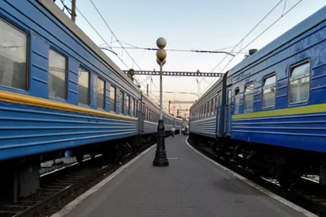 Через безпекову ситуацію затримаються чи змінять маршрут чимало потягів до Дніпра: деталі