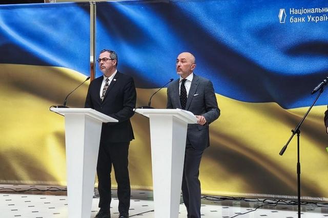 Монету представили голова НБУ Андрій Пишний та посол України при Святому Престолі Андрій Юраш / фото УНІАН В Україні випустять пам’ятну монету на честь Іоанна Павла II