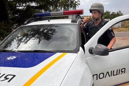 «Тримайся друже, довезу»: поліцейський доправив до лікарні чоловіка, пораненого під час ворожої атаки на Кам`янський район