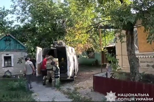 Будинки перетворилися на руїни, а вулиці всіяні залишками ворожих дронів: екіпаж поліції «Білі янголи» евакуювали чотирьох дорослих та дитину з Межівської громади