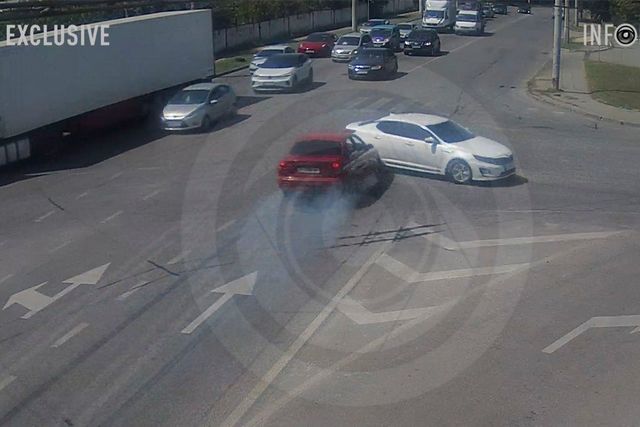 В Днепре на Калиновой столкнулись ЗАЗ и Kia: видео момента ДТП