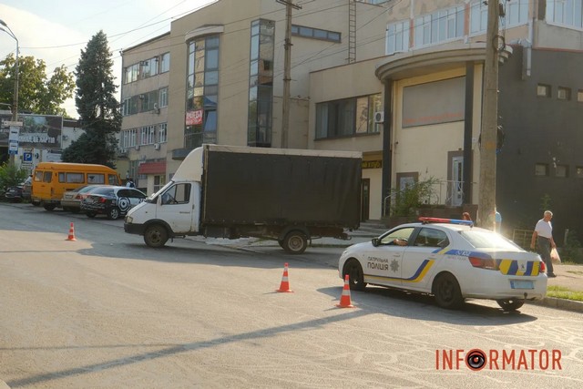Фото: Денис Чубченко У Дніпрі на проспекті Олександра Поля «ГАЗель» збила людину, постраждалу забрала «швидка»
