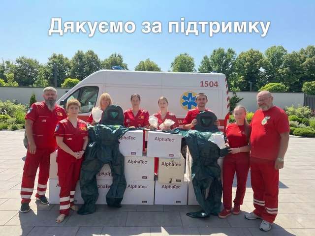 Лікарям екстреної медицині області видали костюми хімічного захисту
