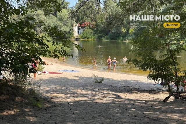 Пляжний сезон у розпалі: як дніпряни проводять серпневі дні на Ломівському