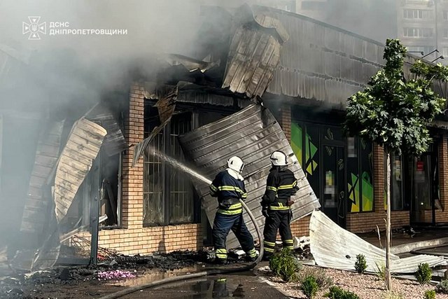 У Кам’янському вогнеборці ліквідували масштабну пожежу в торгівельних павільйонах
