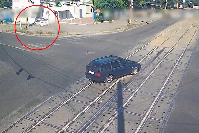 Автомобиль вылетел с проезжей части, снес столб и врезался в здание: видео момента ДТП на Павлова в Днепре