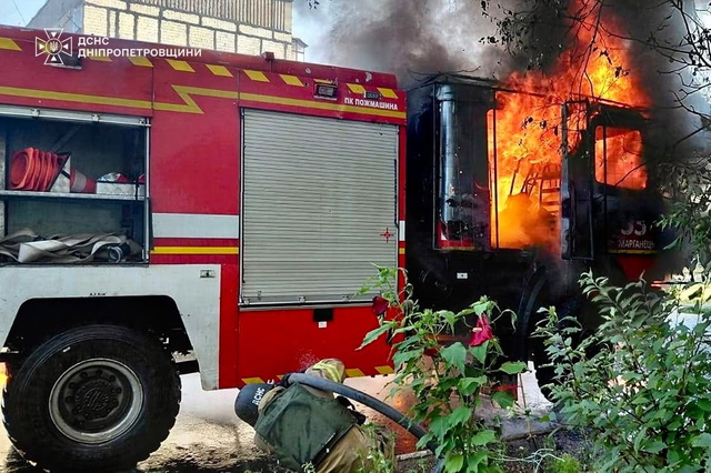 На Дніпропетровщині росіяни обстріляли рятувальників під час гасіння пожежі