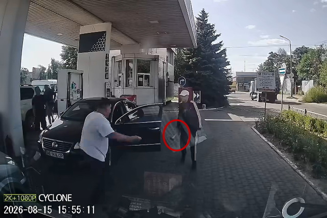 В Днепре военному врачу угрожали топором: чем закончился конфликт на АЗС