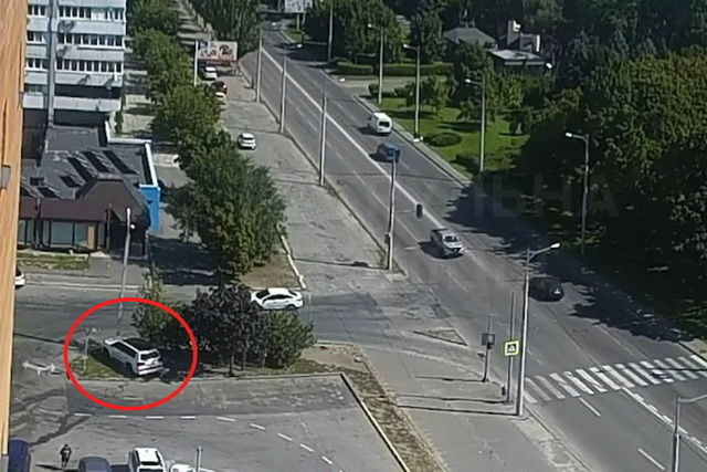 На Солнечной набережной 20-летняя водительница Lexus въехала в столб (видео момента)