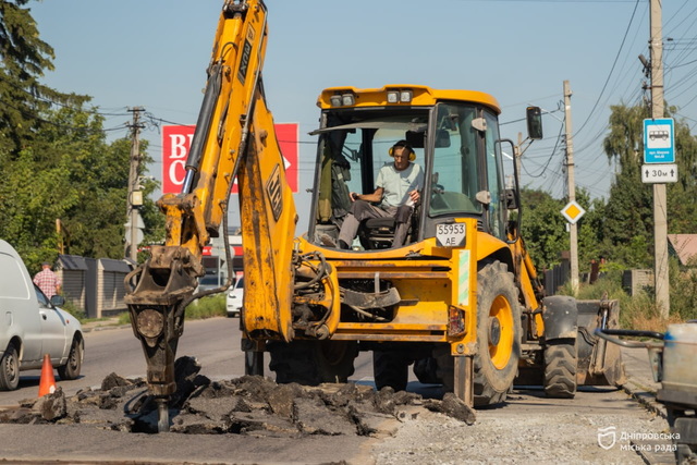 На вул. Передовій у Дніпрі ліквідовують просідання дороги та відновлюють систему зливової каналізації