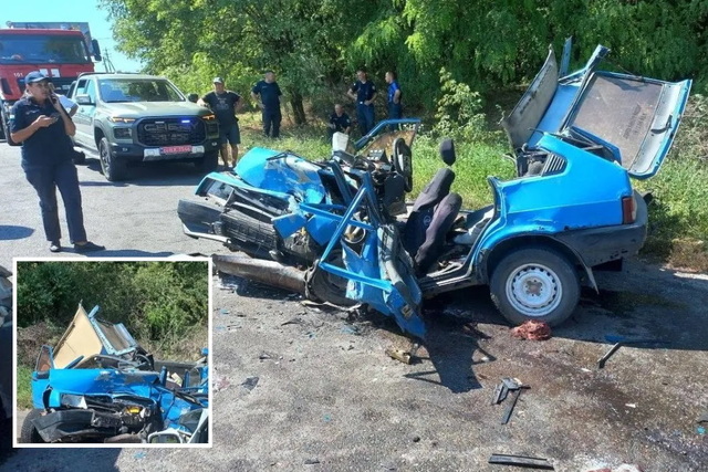 У Дніпровському районі зіштовхнулись Renault та ВАЗ: водія з понівеченої машини діставали рятувальники