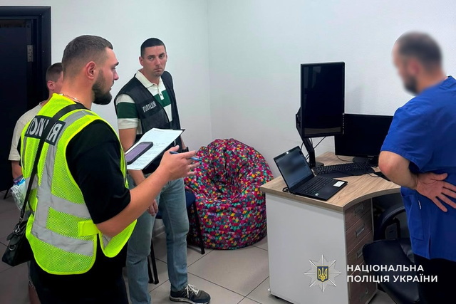 3 тисячі доларів за «потрібний» діагноз: у Дніпрі поліцейські викрили лікаря