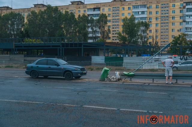 У Дніпрі на Набережній Заводській Daewoo Lanos залетів на відбійник (відео моменту)
