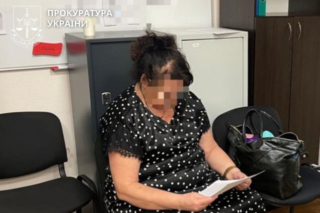 Операція на хребті заради «непридатності»: У Дніпрі на хабарі $12 тисяч викрили медпрацівницю