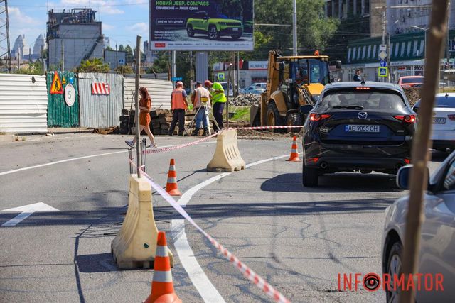 Перекрытие движения на площади Десантников в Днепре: начали ремонт железнодорожного переезда