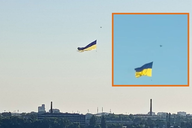 В Днепре в небе увидели большой флаг Украины