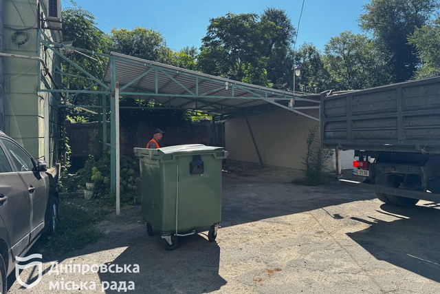 У Дніпрі продовжують демонтувати незаконно встановлені конструкції, звільняючи міський простір
