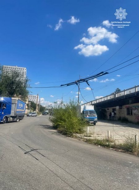 Повредил контактную сеть для троллейбусов и уехал с места — патрульные разыскали водителя грузовика