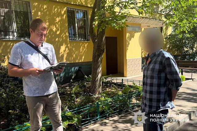 Ограбил пожилого мужчину в подъезде: полиция Днепра задержала подозреваемого