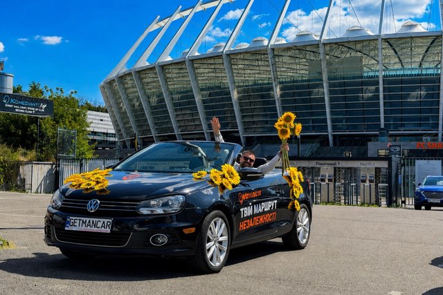 Вулицями Дніпра їздитимуть авто в соняшниках — ось у чому причина