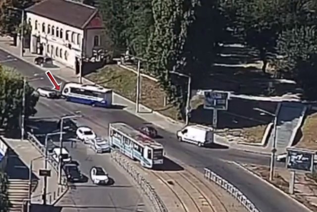Автобус попал в ДТП возле ТЦ в Днепре