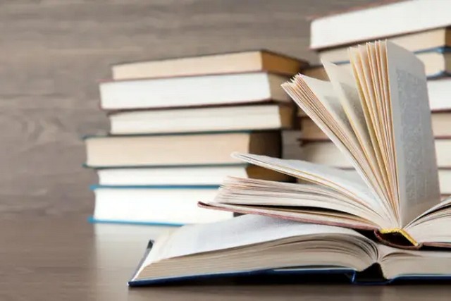 Через атаки рф Україна втратила понад 1,2 млн підручників - знищені наклади планують відновити до листопада