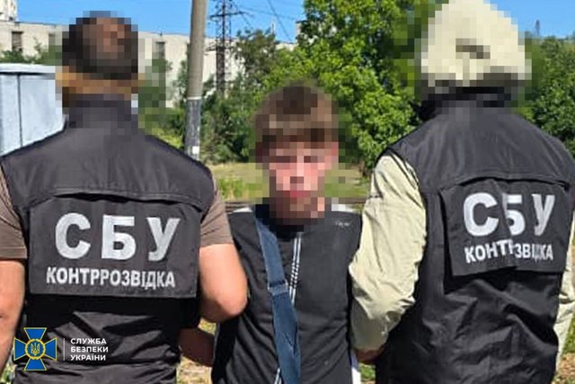 Безробітний з Дніпропетровщини розвідував об'єкти критичної інфраструктури та місця базування військових та малював графіті з чат-ботом для співпраці з ворогом