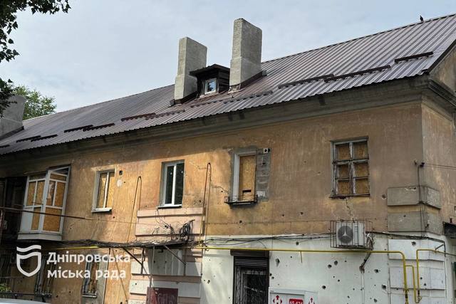 Нова покрівля, каналізаційний випуск, вікна у під’їздах — у Дніпрі відновили ще один будинок після ворожого обстрілу