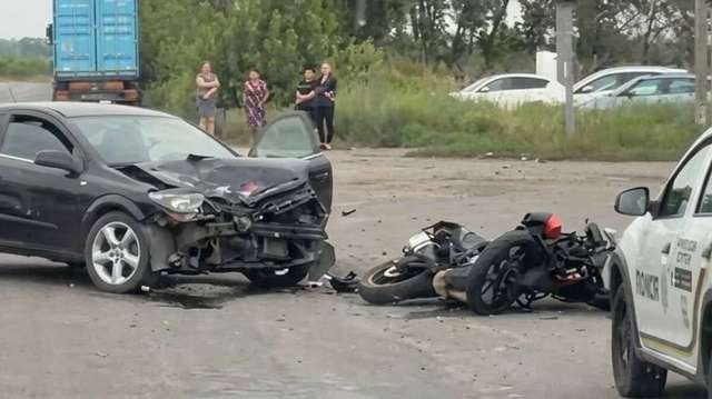 В Подгородном столкнулись Opel и мотоцикл, есть пострадавший