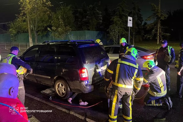 Тело застряло под автомобилем: в Кривом Роге спасатели ликвидировали последствия смертельного ДТП