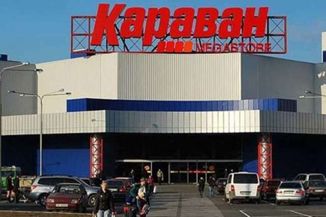 У Слобожанському після ворожого обстрілу відновив роботу ТРЦ «Караван»