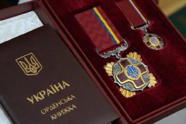 Тримають світло попри удари: енергетики Дніпропетровщини отримали державні нагороди від Президента та Кабміну