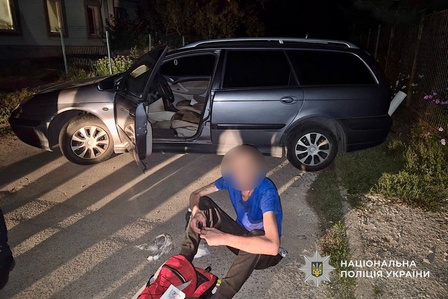 Поліція Дніпра затримала чоловіка, який вкрав чужу автівку, а потім на ній врізався у стовп