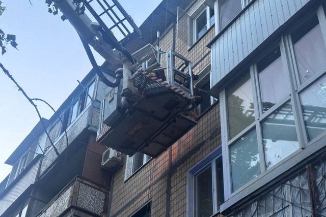 Спершу подумали, що хоче стрибнути: житель Кривого Рогу застряг на балконі, рятуючи кошеня