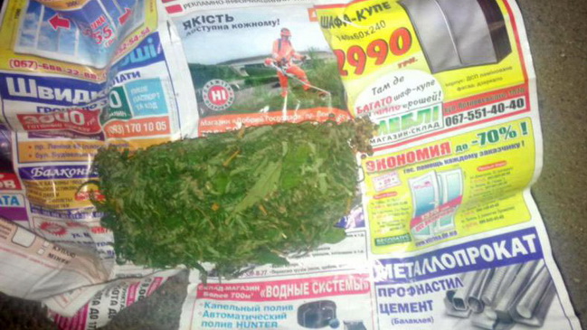 На левобережье Каменского патрульные изъяли у прохожего марихуану