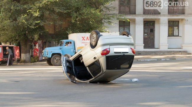 В Каменском в ДТП перевернулся автомобиль с детьми